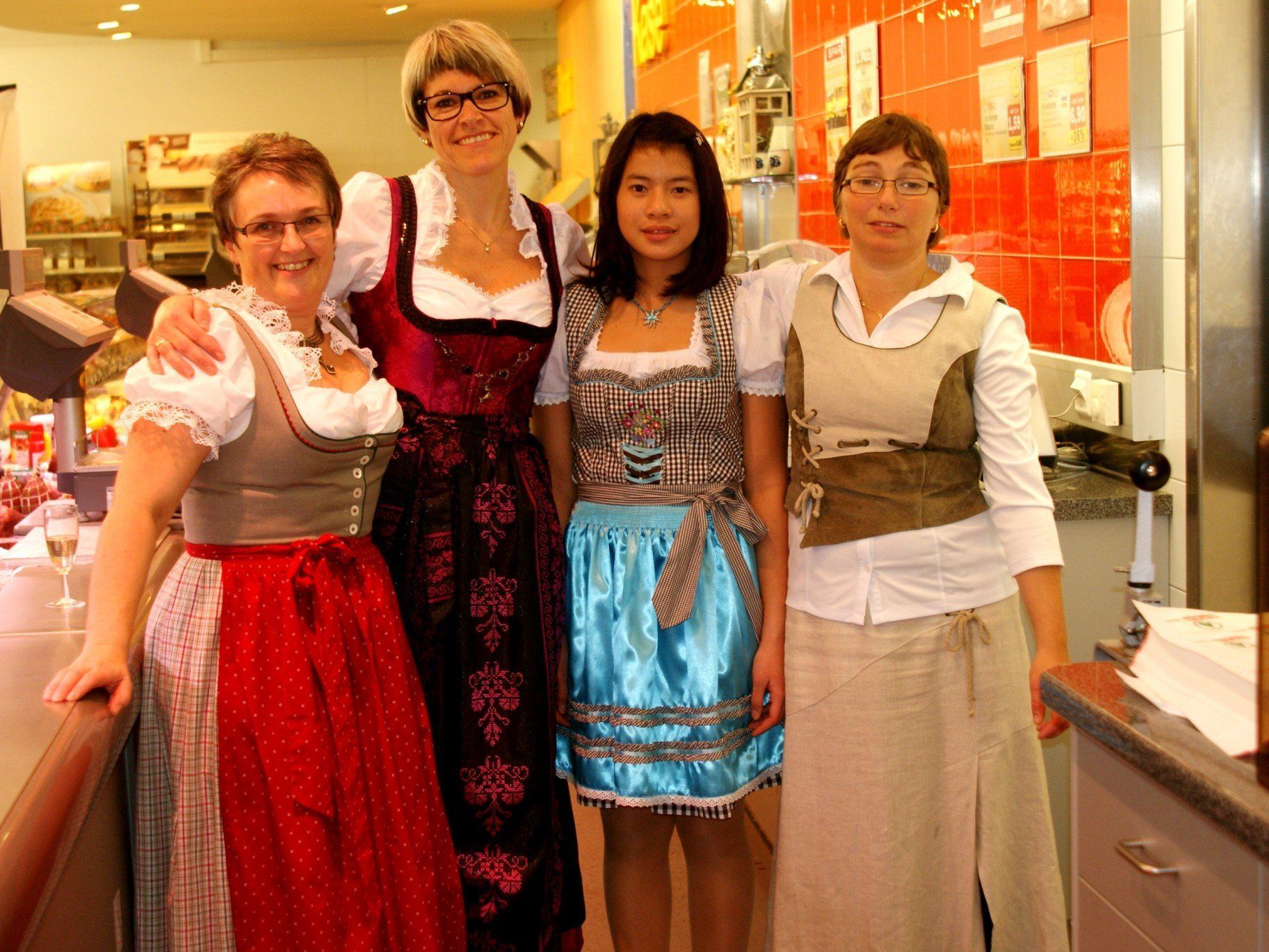 Christiane, Iris, Susi und Nam bedienten im feschen Dirndl! Christiane, Iris, Susi und Nam bedienten im feschen Dirndl!