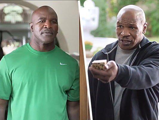 Mike Tyson bringt Evandre Holyfield Ohr zurück. Mike Tyson bringt Evandre Holyfield Ohr zurück.