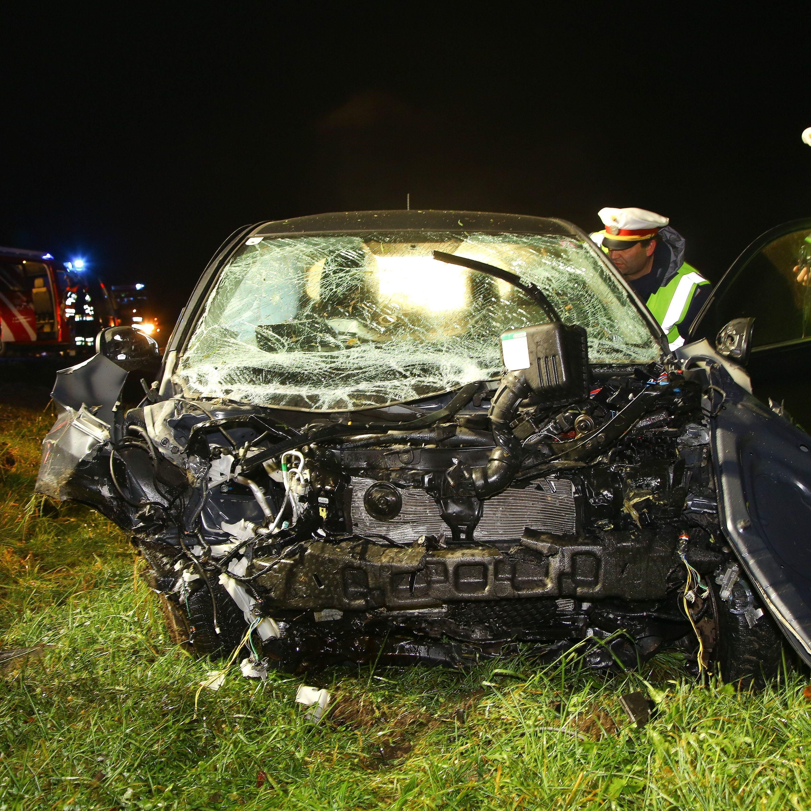 Lenker bei Unfall schwer verletzt. Lenker bei Unfall schwer verletzt.