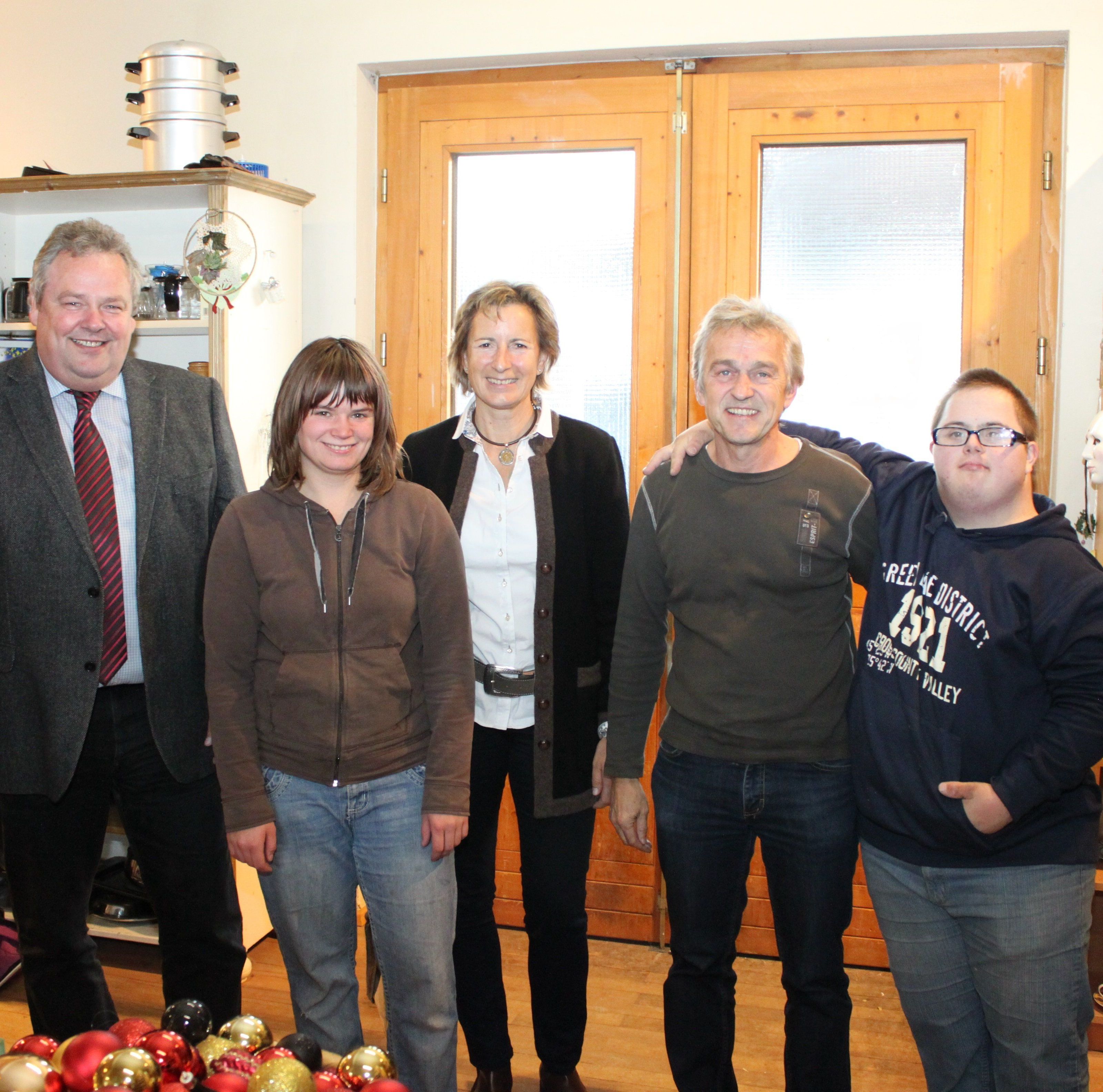 Bürgermeister Karl Wutschitz, Elisabeth Schwärzler, Landtagspräsidentin Gabriele Nußbaumer, Brockenhaus-Leiter Joschi Bischof und Markus Tremel. Bürgermeister Karl Wutschitz, Elisabeth Schwärzler, Landtagspräsidentin Gabriele Nußbaumer, Brockenhaus-Leiter Joschi Bischof und Markus Tremel.