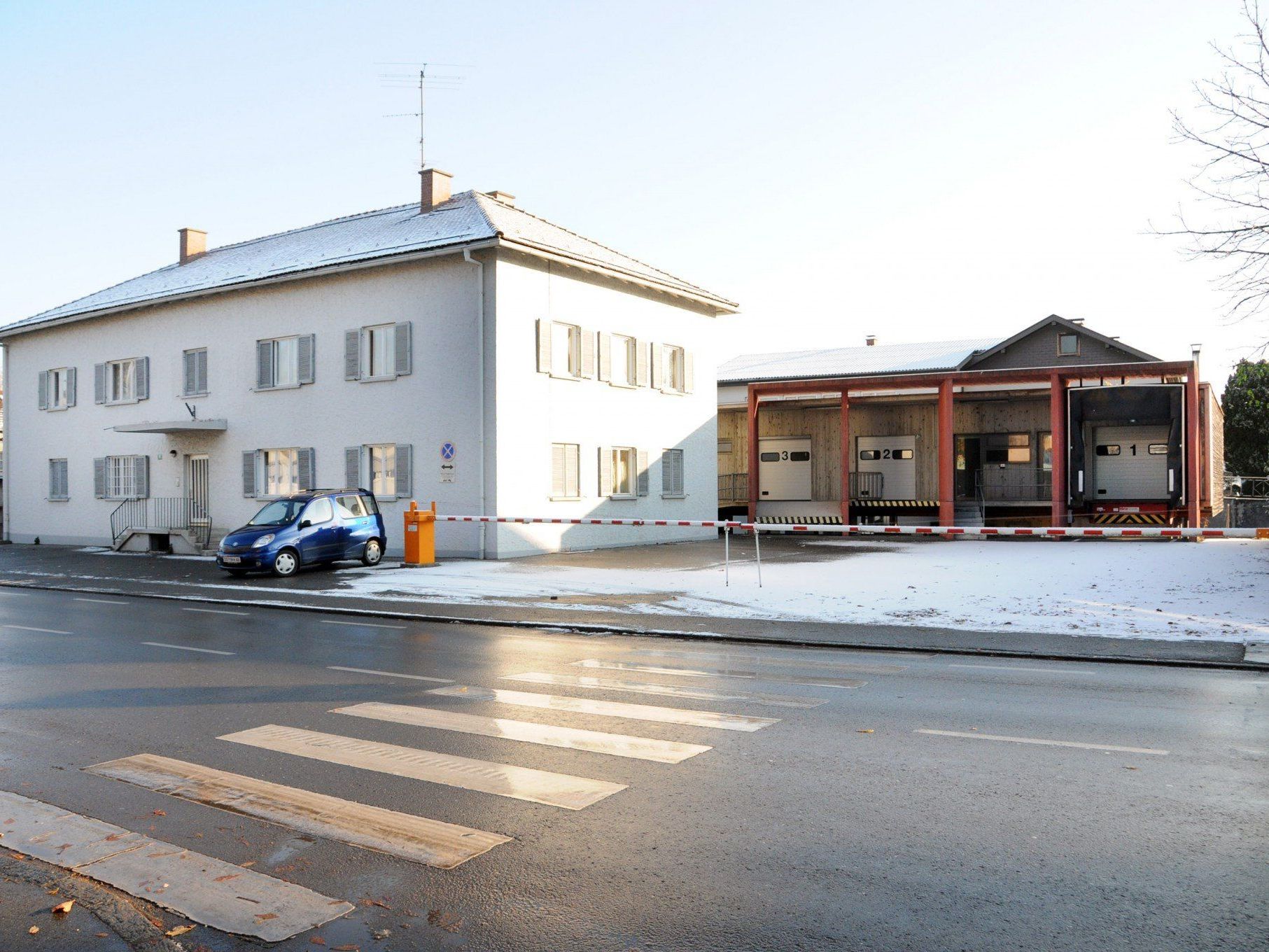 Höchst kauft das alte Zollhaus samt der Veterinärstation (rechts) beim Grenzübergang. Höchst kauft das alte Zollhaus samt der Veterinärstation (rechts) beim Grenzübergang.