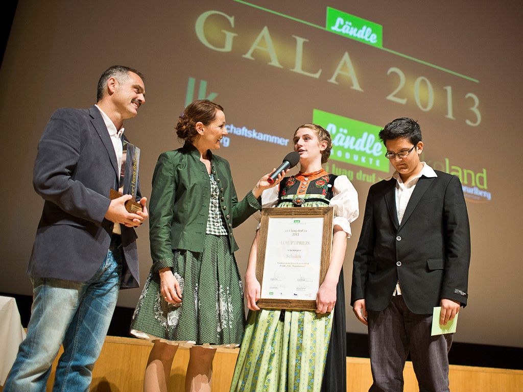 Auszeichnung für das PTS-Schulprojekt: Edgar Österle, Janine Kinzel, David Trailovic Auszeichnung für das PTS-Schulprojekt: Edgar Österle, Janine Kinzel, David Trailovic