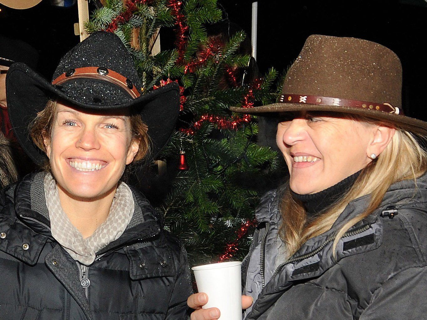Gut behütet beim regnerischen Adventmarkt von Pro Western in Höchst Gut behütet beim regnerischen Adventmarkt von Pro Western in Höchst