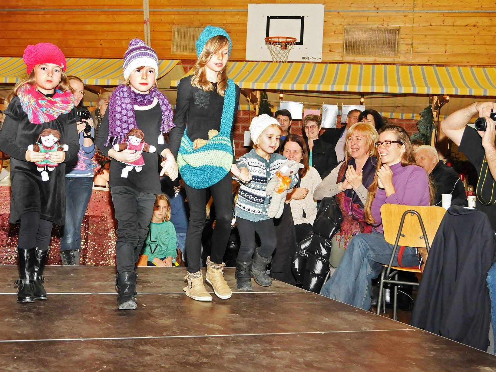 Die jüngsten Models bei der Strickmodenschau beim Adventmarkt in Fußach Die jüngsten Models bei der Strickmodenschau beim Adventmarkt in Fußach