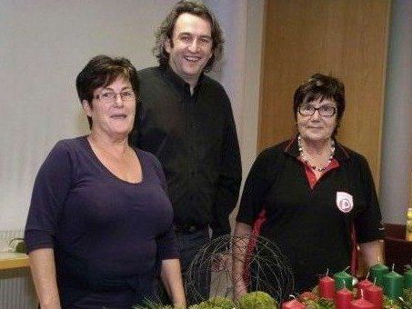 BM Michael Tinkhauser begrüßt die Aktion: Ein Teil des Verkaufserlöses der Adventrkänze und Adventschmuckes werden an den Sozialfonds überwiesen. BM Michael Tinkhauser begrüßt die Aktion: Ein Teil des Verkaufserlöses der Adventrkänze und Adventschmuckes werden an den Sozialfonds überwiesen.