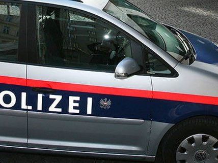 Die Polizei nahm die Männer noch vor Ort fest. Die Polizei nahm die Männer noch vor Ort fest.