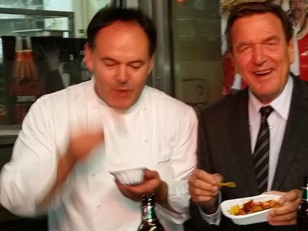 Altkanzler Gerhard Schröder testete eine Ländle-Currywurst.