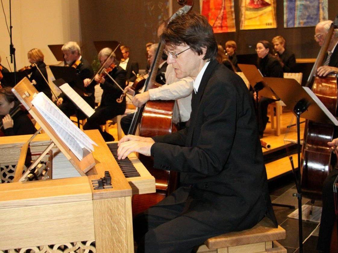 Solist Helmut Binder an der Orgel in der Pfarrkirche Tisis.