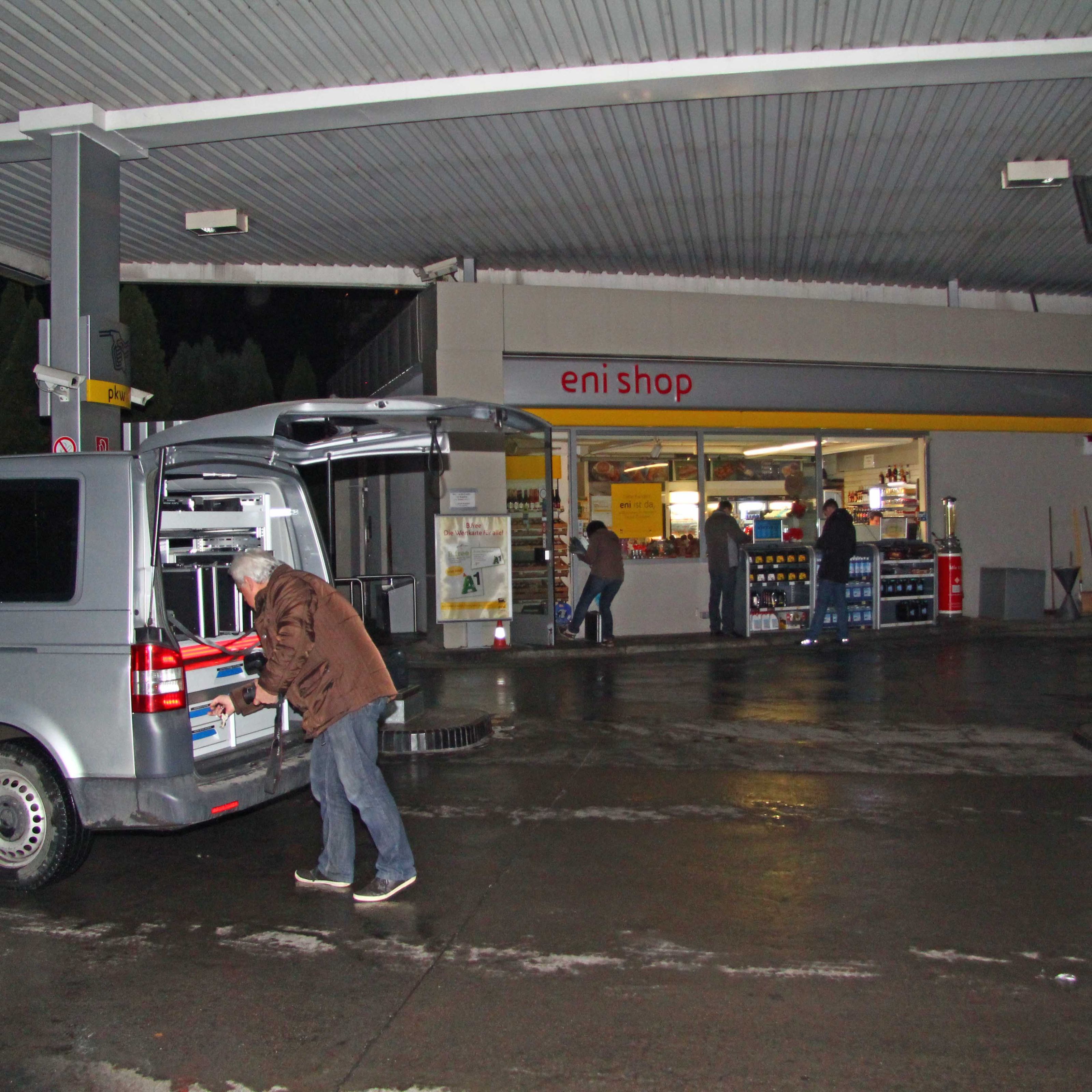 eni-Tankstelle an Bregenzer Rheinstraße überfallen - nach dem Täter wird gefahndet. eni-Tankstelle an Bregenzer Rheinstraße überfallen - nach dem Täter wird gefahndet.