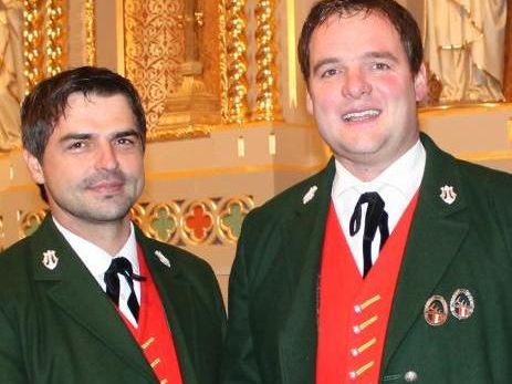 Symbolische Taktstockübergabe von Markus Lins an Simon Gmeiner. Symbolische Taktstockübergabe von Markus Lins an Simon Gmeiner.