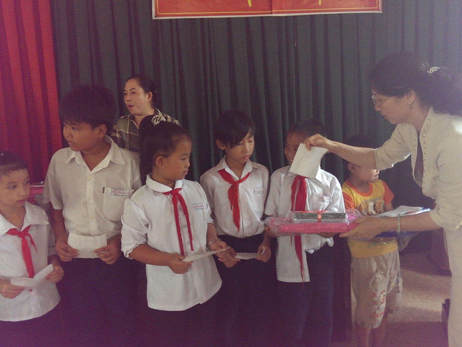 Die vietnamesischen Schüler und Schülerinnen freuten sich über die Spenden Die vietnamesischen Schüler und Schülerinnen freuten sich über die Spenden