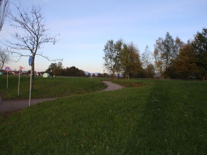Das Becken im Bereich Mösle an der L57 soll das Mischwasser vor dem Gillbach abfangen. Das Becken im Bereich Mösle an der L57 soll das Mischwasser vor dem Gillbach abfangen.