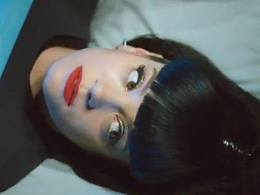 Lily Allen präsentiert neues Musikvideo "Hard Out Here".