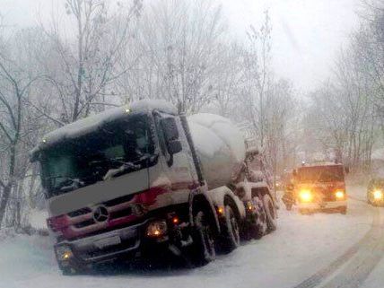 Die Schneefälle führten auf der A21 zu Einsätzen. Die Schneefälle führten auf der A21 zu Einsätzen.