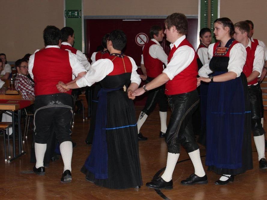 Wer gerne tanzt und an Tradition interessiert ist, ist bei der Trachtengruppe genau richtig. Wer gerne tanzt und an Tradition interessiert ist, ist bei der Trachtengruppe genau richtig.