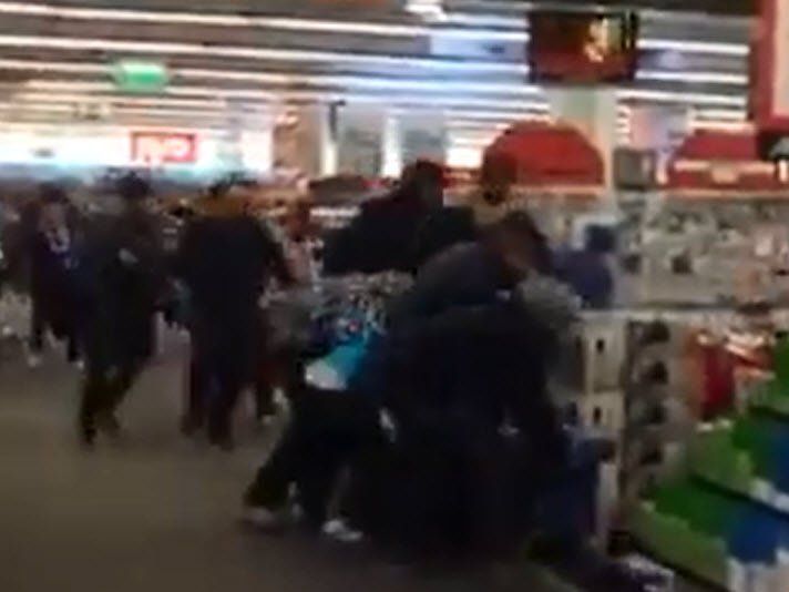 Im Mediamarkt in Innsbruck gab es kein Halten mehr. Im Mediamarkt in Innsbruck gab es kein Halten mehr.