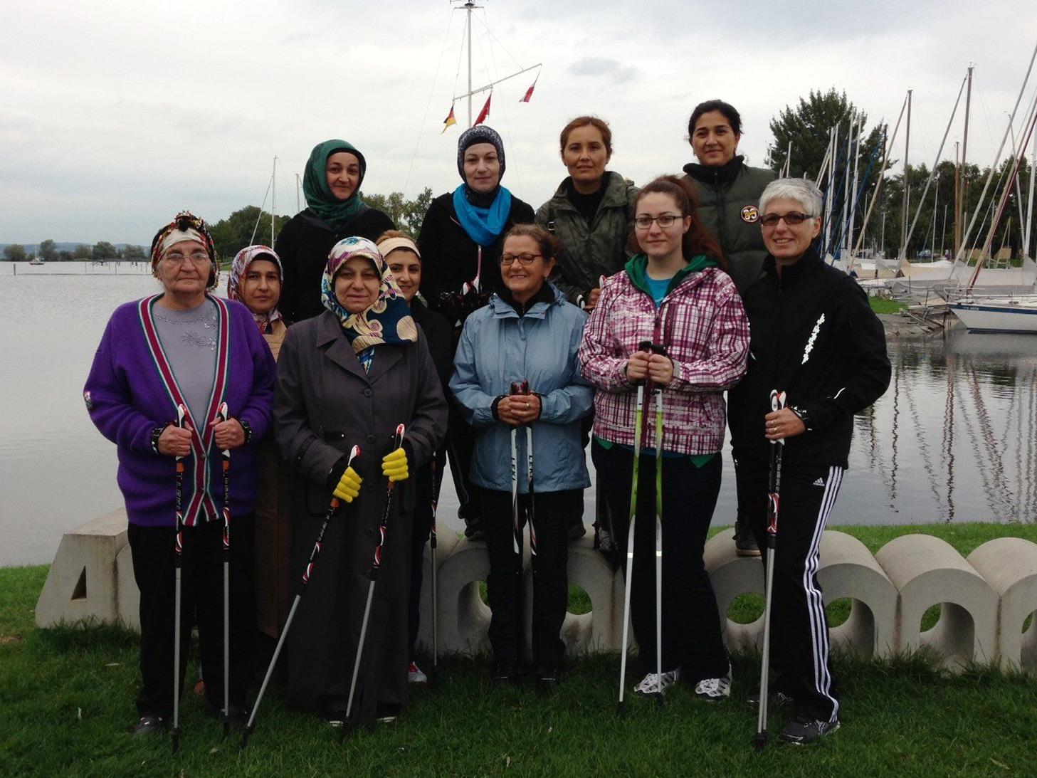 Die Nordic Walking Gruppe mit Frauen mehrerer Nationen.