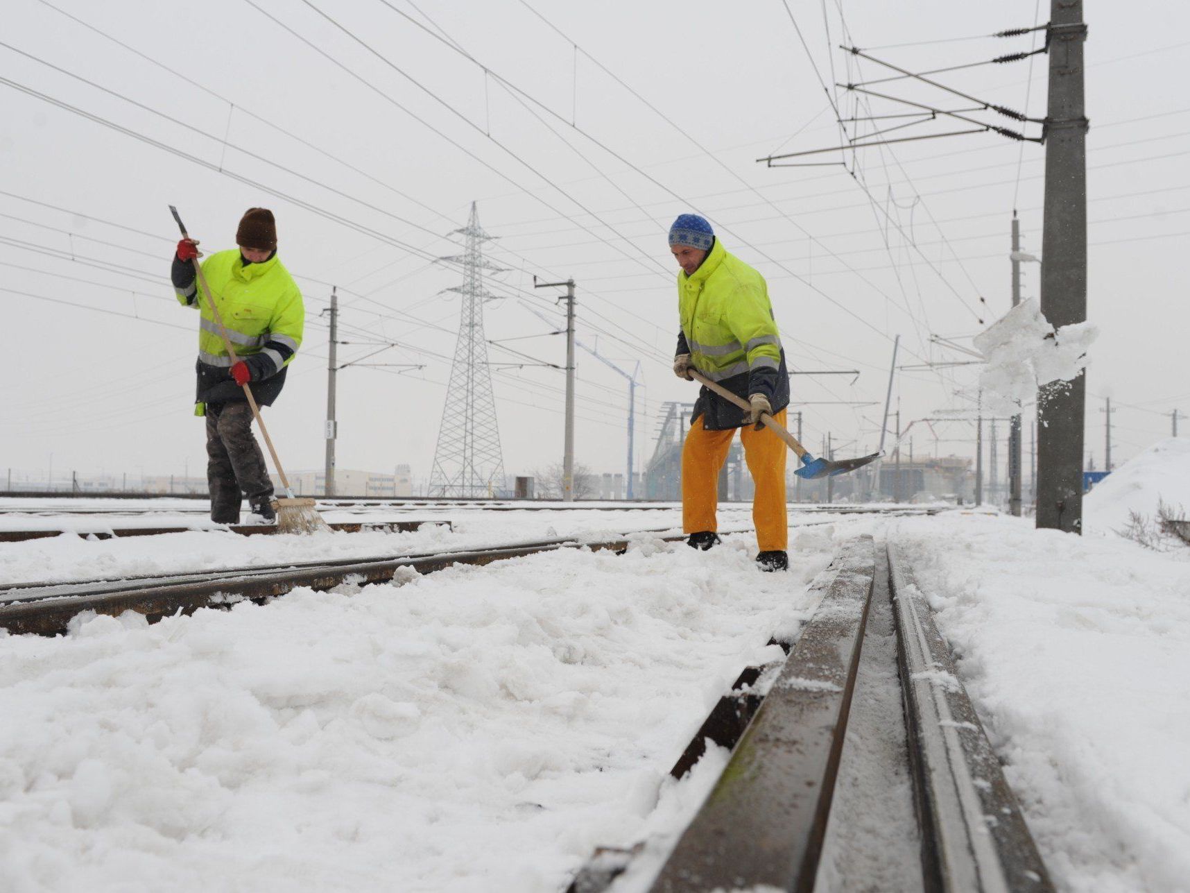 Von der Schneefräse über den Schienenschneepflug bis zum händischen Freimachen der Weichen – die ÖBB haben sich auf den Wintereinbruch vorbereitet. Von der Schneefräse über den Schienenschneepflug bis zum händischen Freimachen der Weichen – die ÖBB haben sich auf den Wintereinbruch vorbereitet.