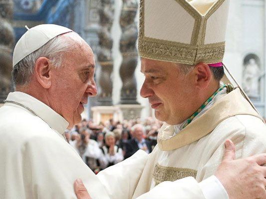 "Wenn ich dem Papst sage, heute Abend gehe ich den Armen helfen, besteht immer Gefahr, dass er mit mir mitgeht", so Almosenmeister Konrad Krajewski (rechts). "Wenn ich dem Papst sage, heute Abend gehe ich den Armen helfen, besteht immer Gefahr, dass er mit mir mitgeht", so Almosenmeister Konrad Krajewski (rechts).