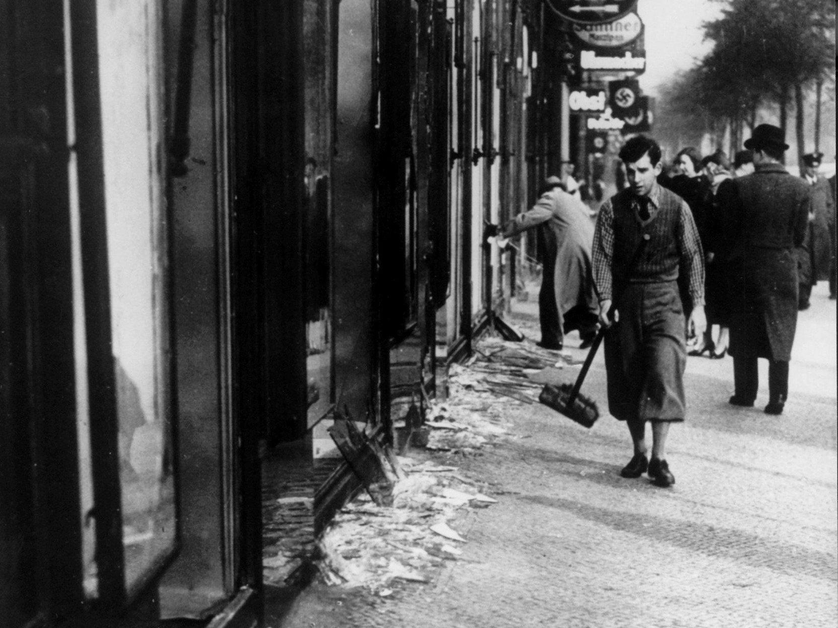 Das Archivbild vom 10.11.1938 zeigt eine jüdische Ladenfront nach der Zerstörung durch Nazis. Zersplitterte Schaufenster und Scherben auf der Straße trugen dem Progrom die verharmlosende Bezeichnung "Reichskristallnacht" ein, deren Herkunft bis heute nicht definitiv geklärt ist.