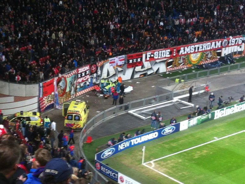 Tragischer Unfall bei CL-Spiel Ajax gegen Barca: Fan erleidet bei Sturz aus Fanblock schwere Verletzungen. Tragischer Unfall bei CL-Spiel Ajax gegen Barca: Fan erleidet bei Sturz aus Fanblock schwere Verletzungen.
