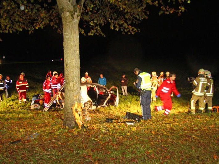 Beide Insassen wurden schwer verletzt Beide Insassen wurden schwer verletzt