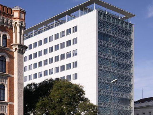 Neuer Uni-Standort eröffnet. Neuer Uni-Standort eröffnet.