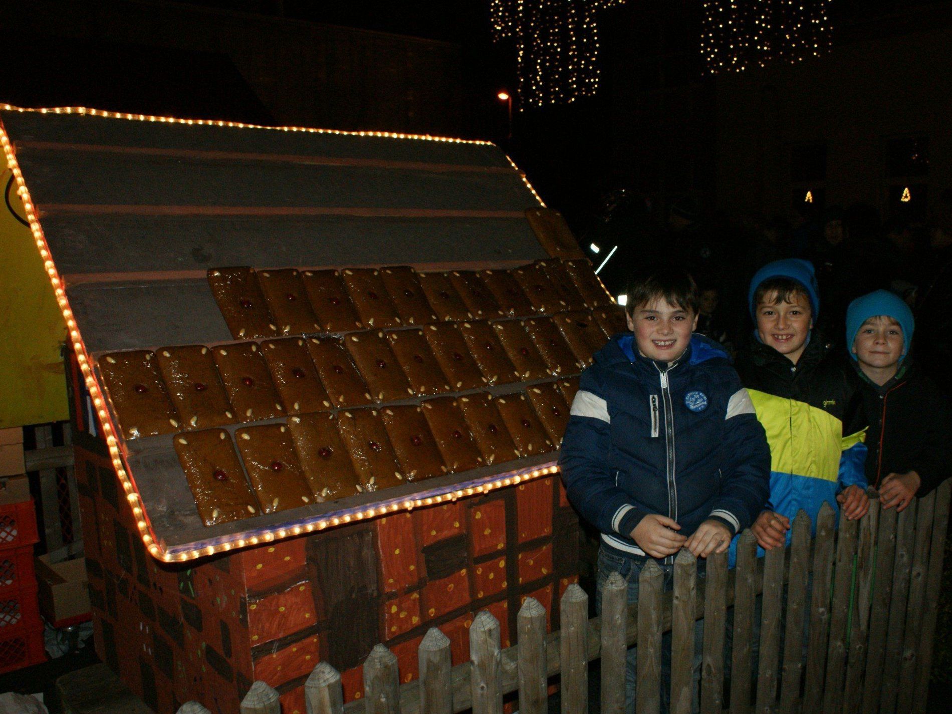 Nico, Julian und Linus betreuten am Freitag das traditionelle Lebkuchenhaus Nico, Julian und Linus betreuten am Freitag das traditionelle Lebkuchenhaus