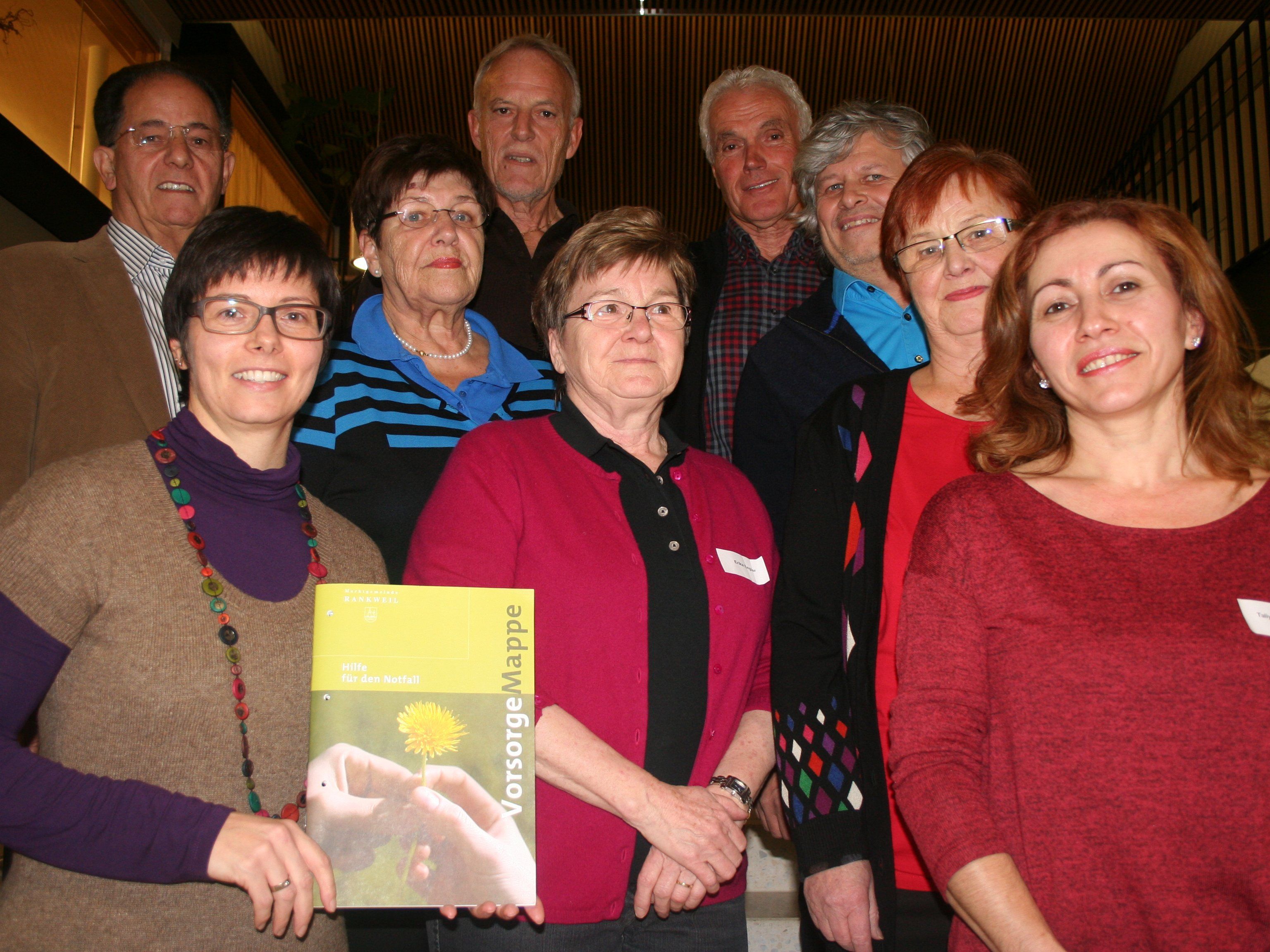 Die Kontaktgruppe der Seniorenbörse Rankweil mit Vizebürgermeisterin Katharina Wöß-Krall und Josef Gojo und Taliye Mandirali von der Gemeinwesenstelle Mitanand. Die Kontaktgruppe der Seniorenbörse Rankweil mit Vizebürgermeisterin Katharina Wöß-Krall und Josef Gojo und Taliye Mandirali von der Gemeinwesenstelle Mitanand.