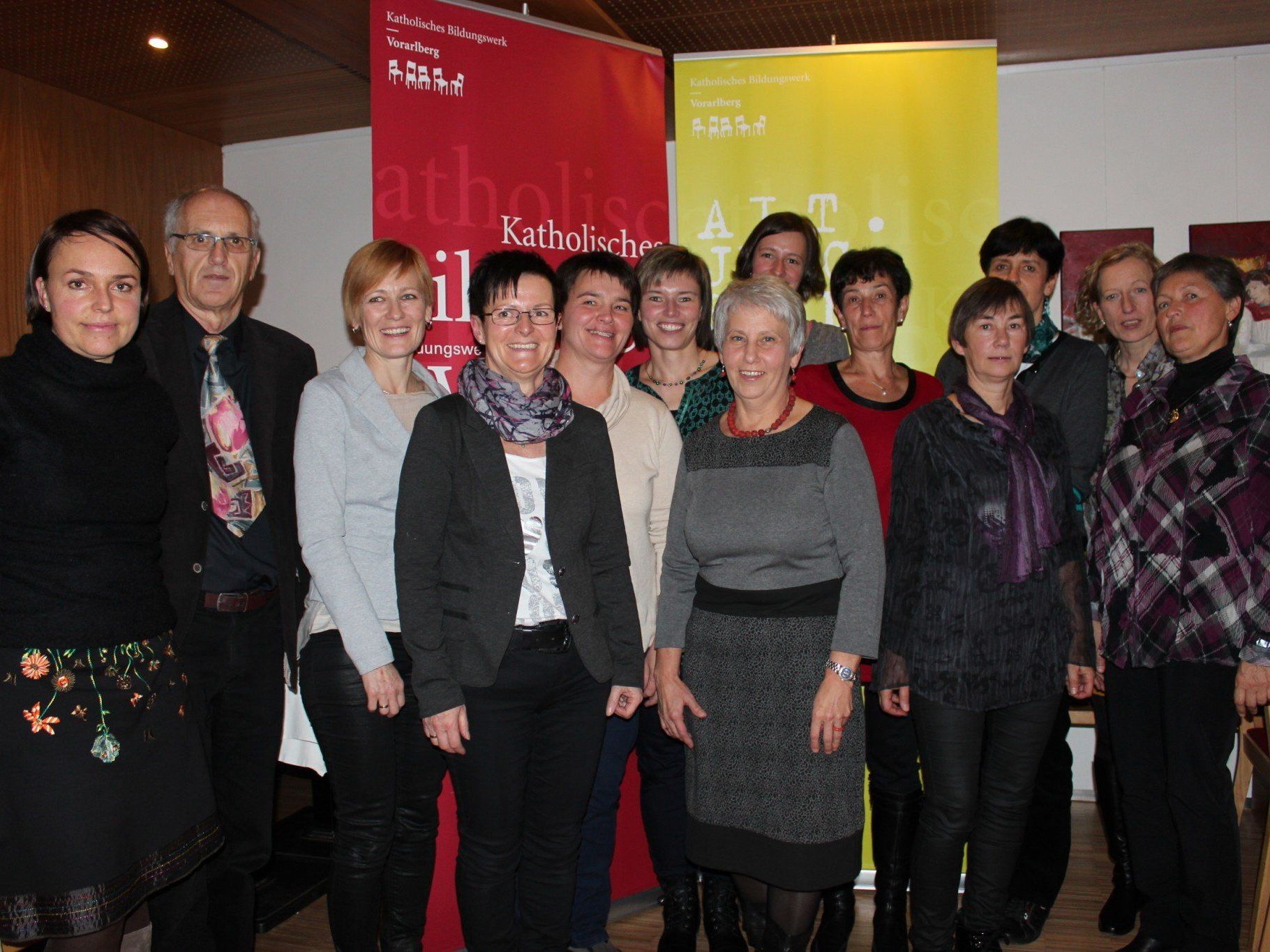 Zwölf der 13 KursleiterInnen und Lehrgangsbegleiterin Anneliese Natter bei der Zertifikatsverleihung von „Ned lugg lau“. Zwölf der 13 KursleiterInnen und Lehrgangsbegleiterin Anneliese Natter bei der Zertifikatsverleihung von „Ned lugg lau“.