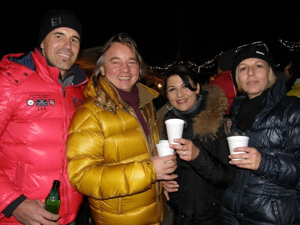 Die Marktbesucher wärmten sich mit heißen Getränken. Die Marktbesucher wärmten sich mit heißen Getränken.