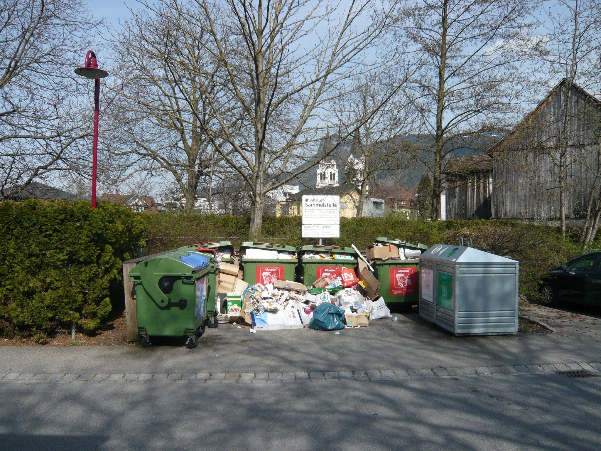 Solche unschöne Szenarien an Papiersammelplätzen sollen in Zukunft nicht mehr vorkommen... Solche unschöne Szenarien an Papiersammelplätzen sollen in Zukunft nicht mehr vorkommen...