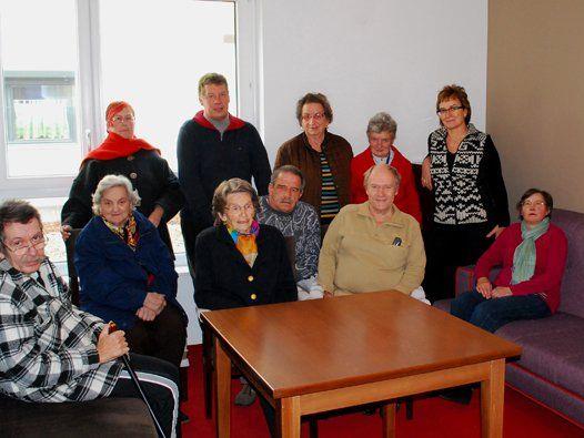 Bewohnerinnen und Bewohner der Senioren-WG Rebengasse mit ihren Pflegerinnen