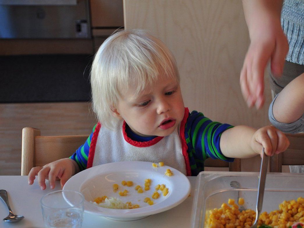 Selbstständiges Schöpfen bei Tisch: So lernen Kinder Portionsgrößen richtig einzuschätzen. Selbstständiges Schöpfen bei Tisch: So lernen Kinder Portionsgrößen richtig einzuschätzen.