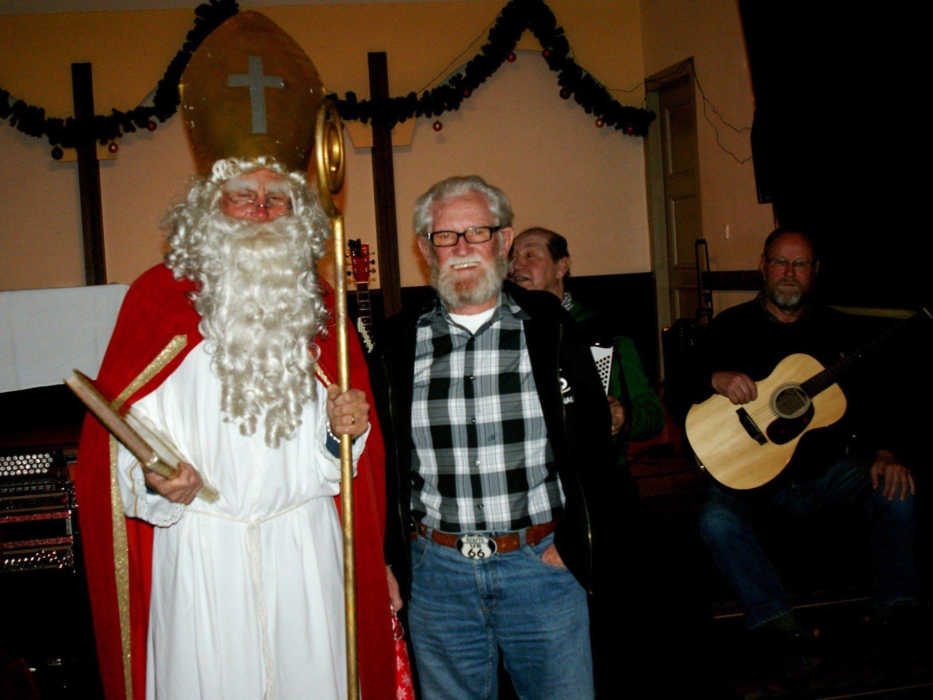 Der Nikolaus macht seine Runde bei den Musikanten.