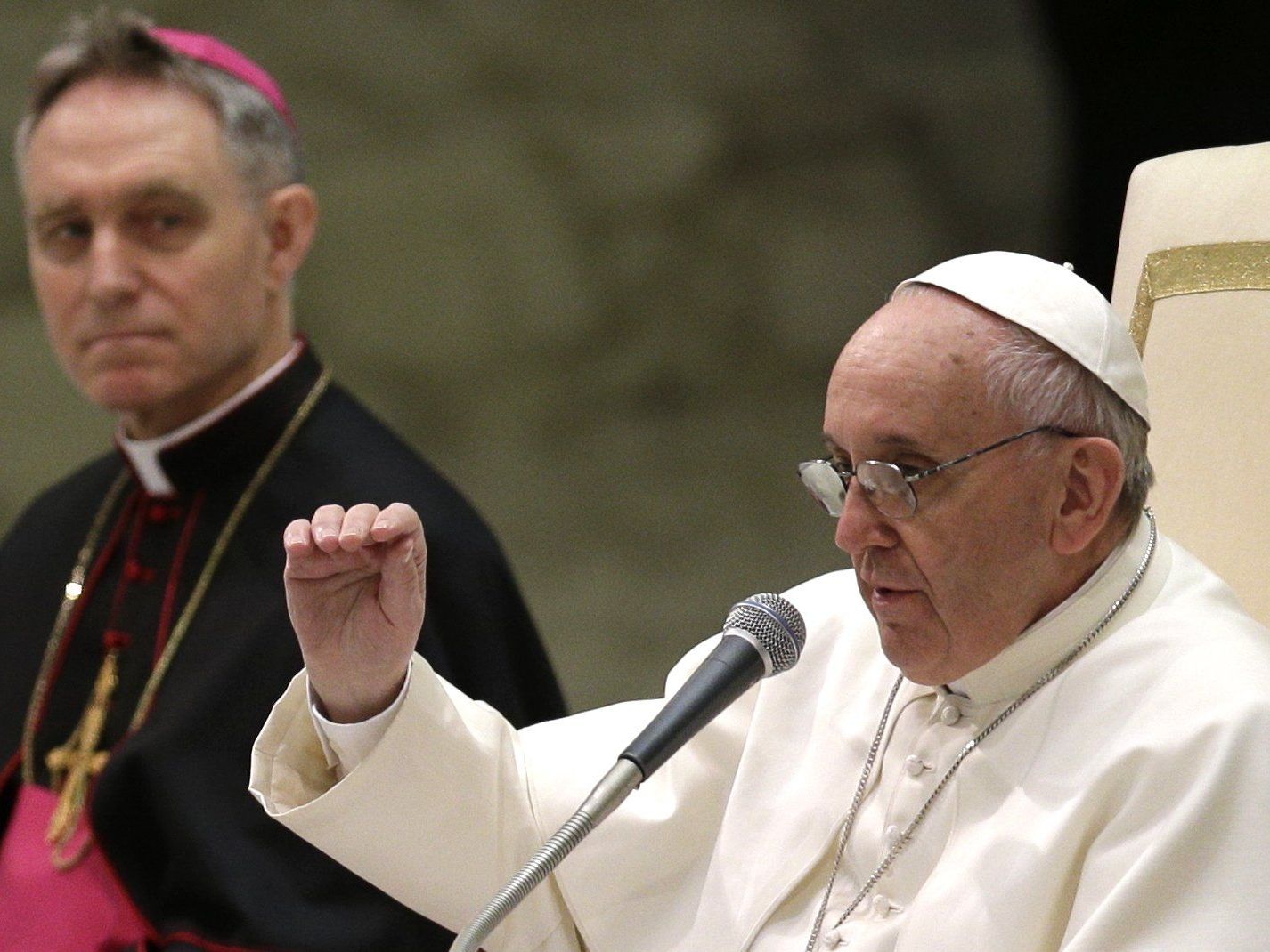 Papst-Sekretär Georg Gänswein tut sich schwer mit Amtswechsel. Papst-Sekretär Georg Gänswein tut sich schwer mit Amtswechsel.