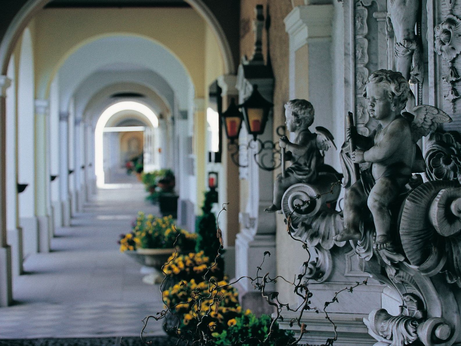 Der Städtische Friedhof ist an den Feiertagen auch nachts geöffnet. Der Städtische Friedhof ist an den Feiertagen auch nachts geöffnet.