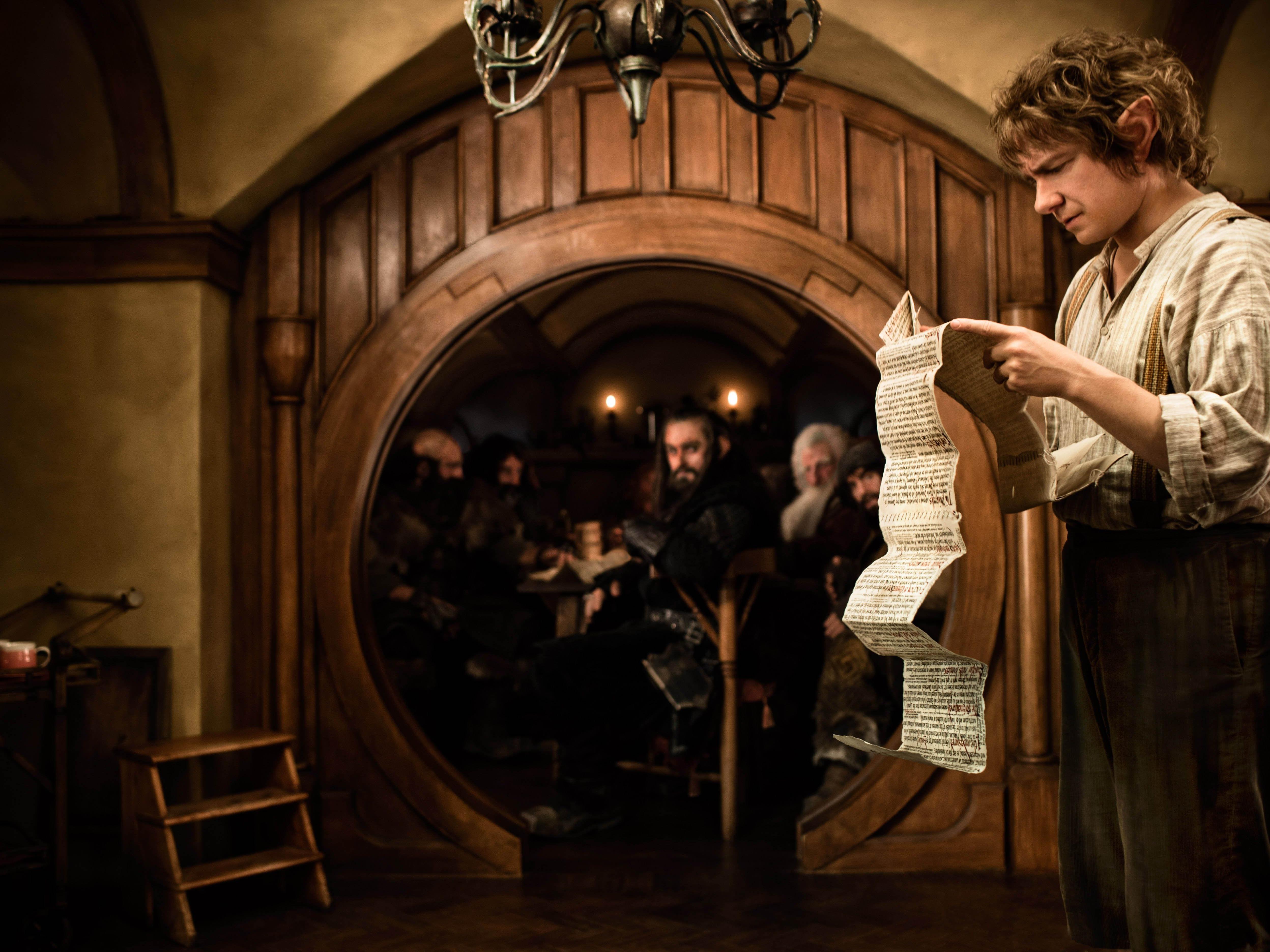Bilbo Beutlin wird zum Abenteurer wider Willen und besiegt mit Zwergen, Menschen und Elben das Böse.