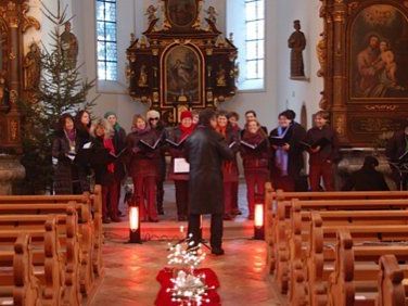 Ein stimmungsvolles Konzert gab es in der Tostner Kirche St. Corneli vom Chor Pantha Rei Ein stimmungsvolles Konzert gab es in der Tostner Kirche St. Corneli vom Chor Pantha Rei