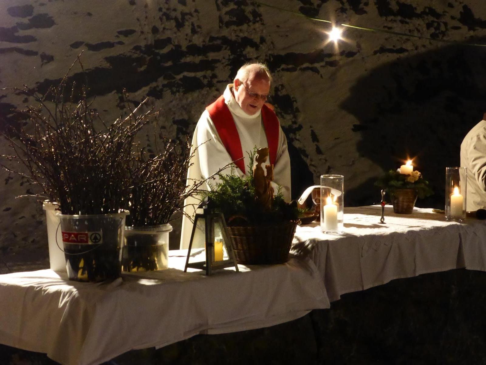 Pfarrer Josef Bertsch hielt die Messe im Steinbruch