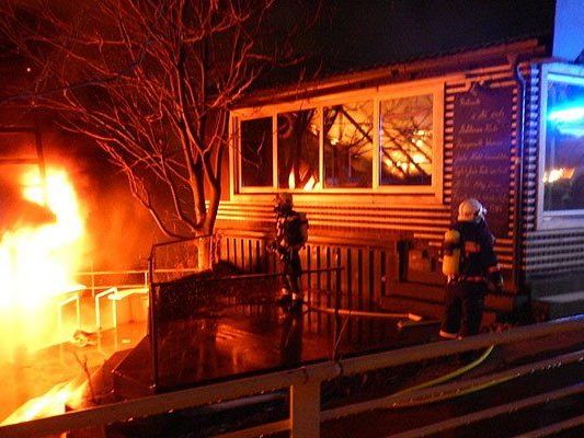Einsatkräfte löschen den Brand auf der Copa Cagrana Einsatkräfte löschen den Brand auf der Copa Cagrana