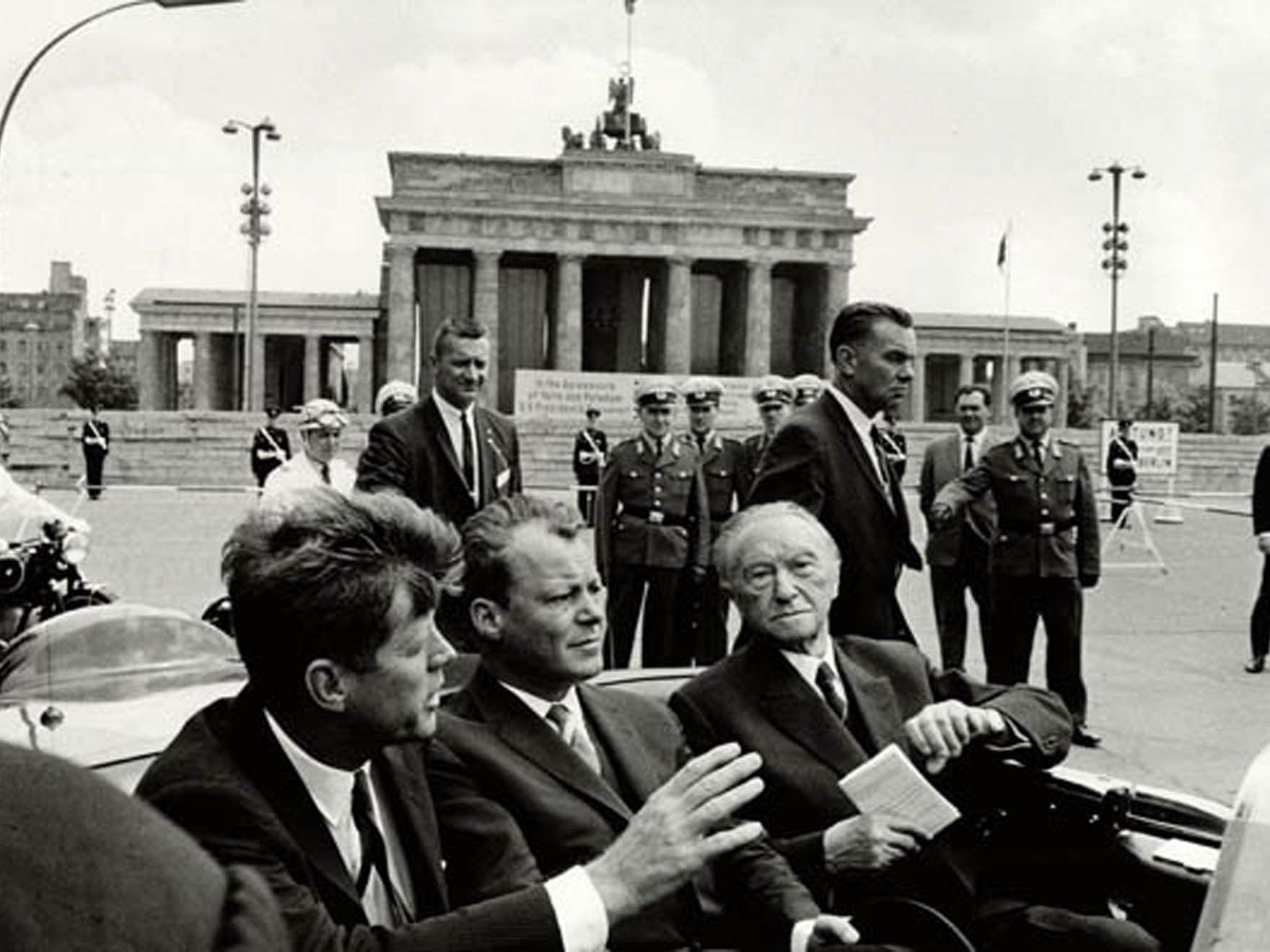 John F. Kennedy mit Willy Brandt und Konrad Adenauer (v.l.)