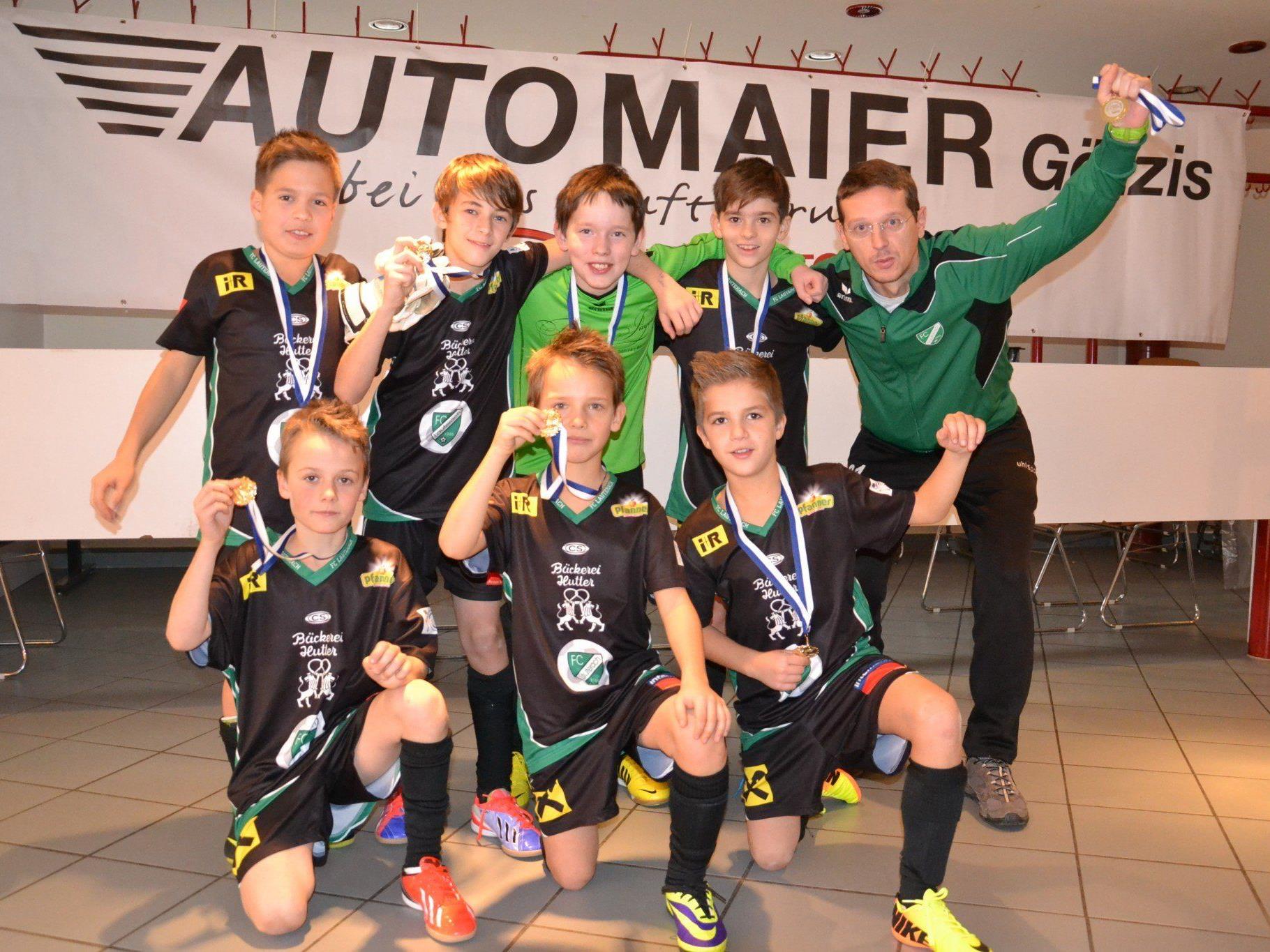 DAs Siegerteam FC Lauterach U11 mit Trainer Martin Gfall:Benedikt, Emre Ali, Andrej, Robin, Leon, Artan und Hannes