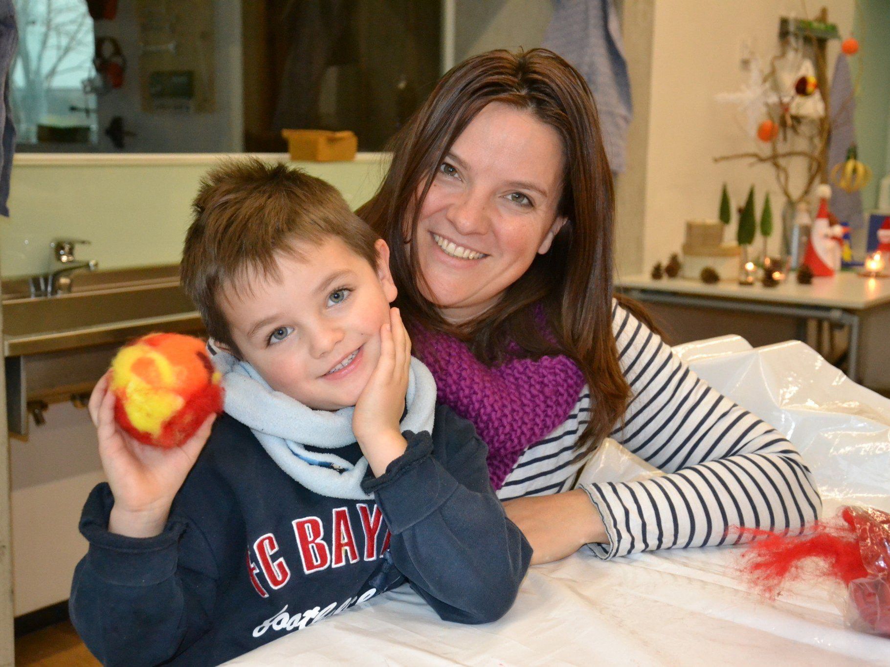 Luis mit Mama Andrea - er bewies eine sehr gute Feinmotorik bei der Herstellung der gefilzten Christbaumkugel Luis mit Mama Andrea - er bewies eine sehr gute Feinmotorik bei der Herstellung der gefilzten Christbaumkugel