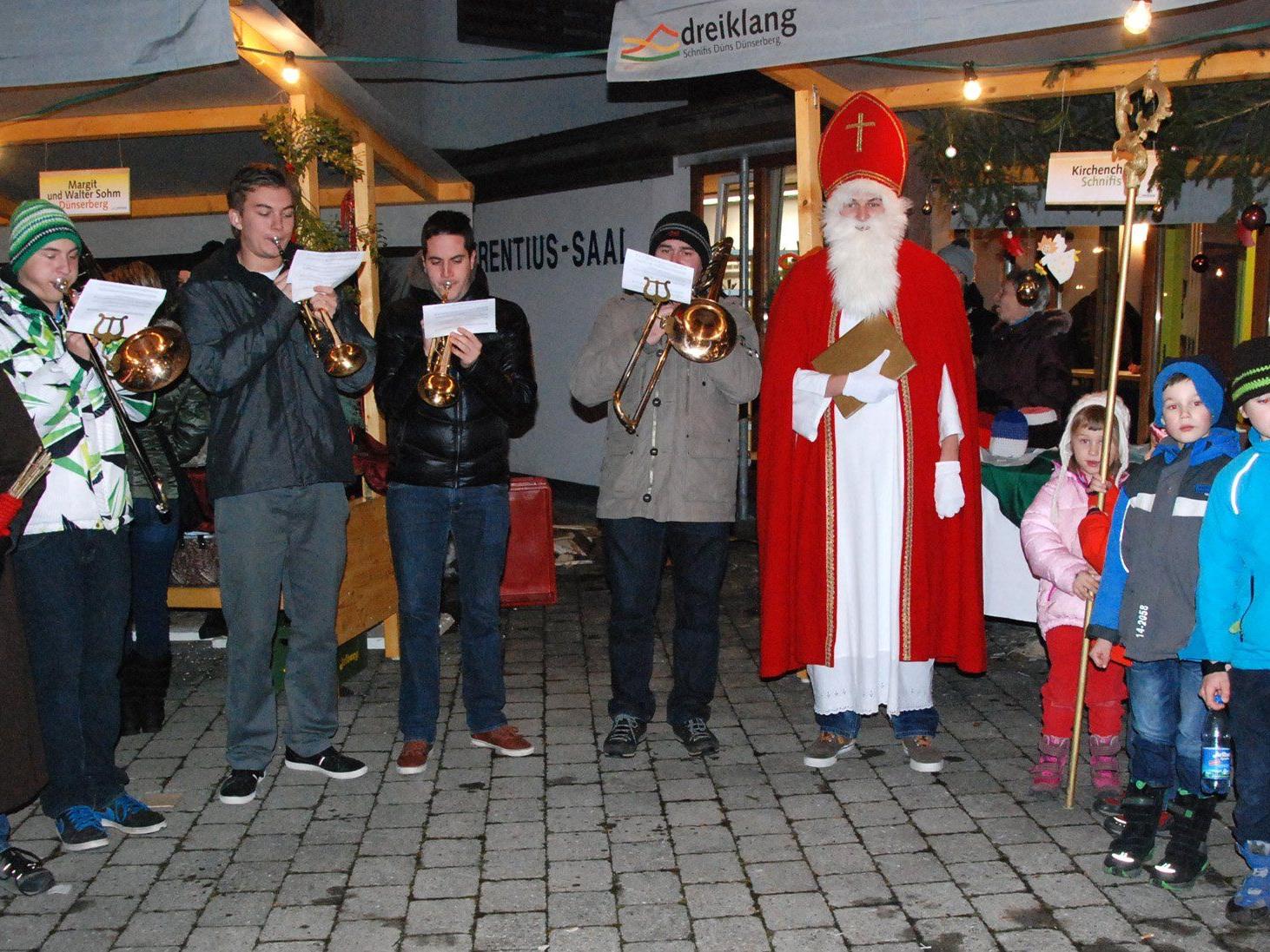 Der Nikolaus stattete dem Dreiklang-Christkindlemarkt in Schnifis einen Besuch ab.