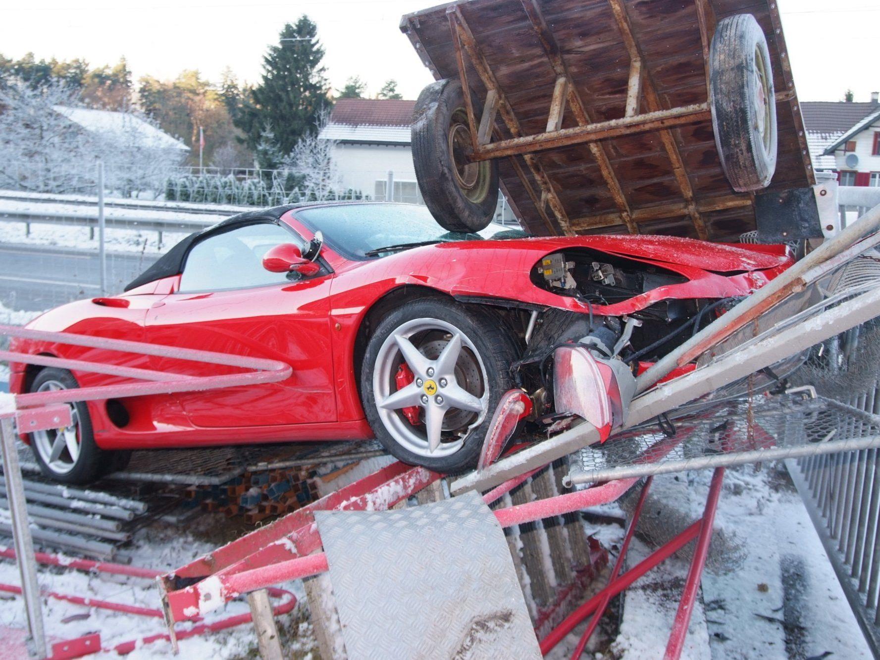 Ferrari durchbricht Zaun.