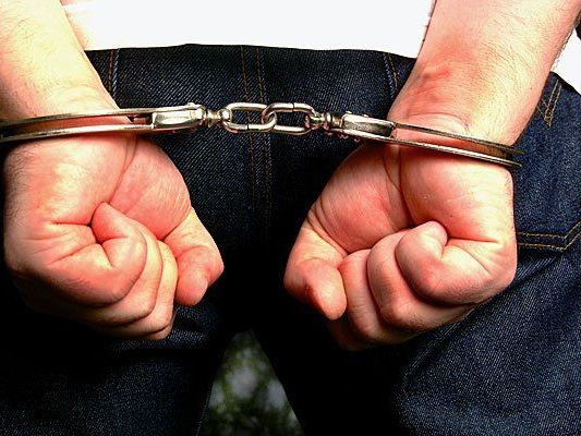 In Deutschland wurde ein Mann festgenommen, der seine Tochter tötete. In Deutschland wurde ein Mann festgenommen, der seine Tochter tötete.