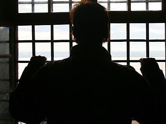 Soll unter 18-Jährigen Haftstrafen möglichst erspart bleiben? Soll unter 18-Jährigen Haftstrafen möglichst erspart bleiben?