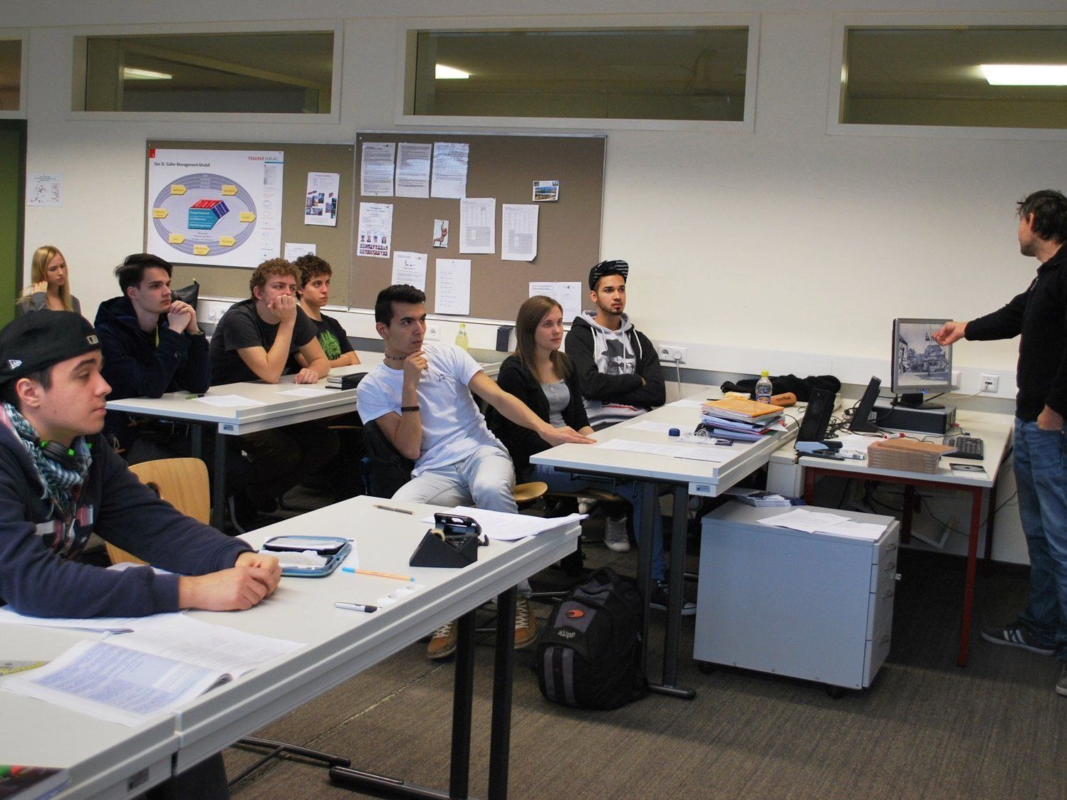 Oliver Heinzle kam in die Handelsakademie auf Einladung von Prof. Manfred Hagen Oliver Heinzle kam in die Handelsakademie auf Einladung von Prof. Manfred Hagen