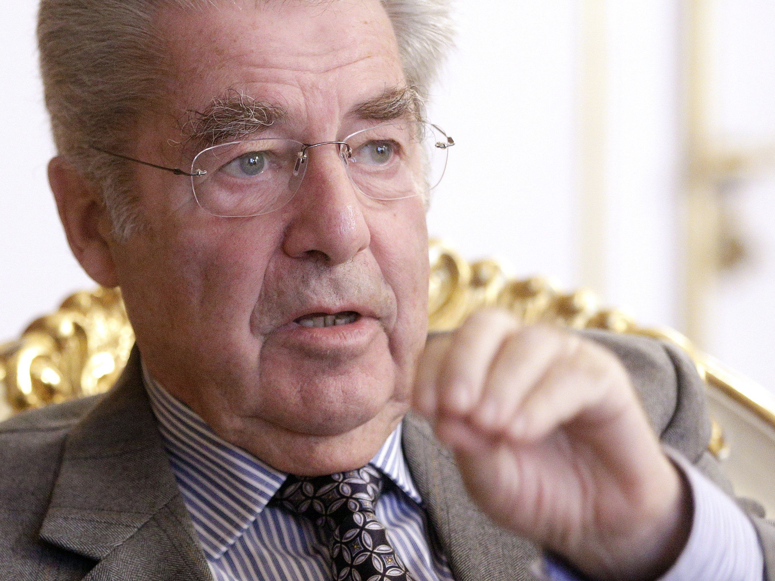 Soll BP ehinz Fischer in die Koalitonsverhandlungen eingreifen? Soll BP ehinz Fischer in die Koalitonsverhandlungen eingreifen?